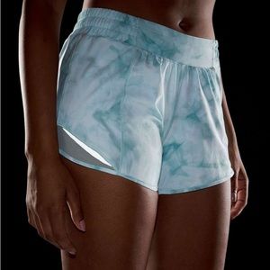 Lululemon Hotty Hot Low-Rise Shorts 4" Size 6 Blue Diamond Dye